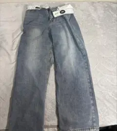 ストレートデニムパンツ 薄い青色