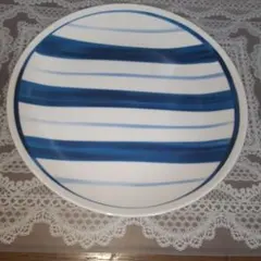 藍色と白のストライプの円形皿　　①