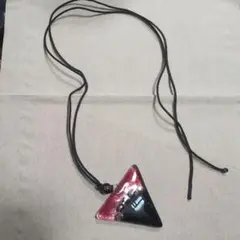 三角形ガラスペンダントネックレス