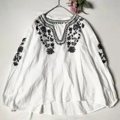 アーバンリサーチドアーズ エンブロイダリー刺繍ブラウス コットン モノトーンのサムネイル