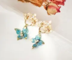 揺れる蝶と小花のフラワーリースピアス / 揺れる / 白