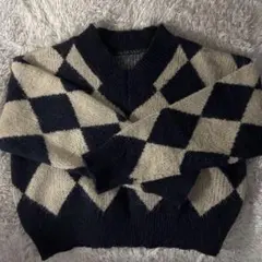 ネイビーとアイボリーのダイヤモンドニットセーター