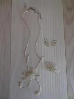 ホワイトビーズフラワーネックレスとピアス、リングの３点セット