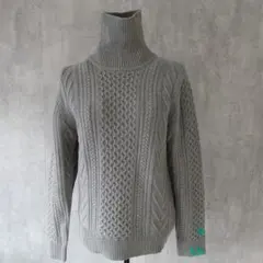 グレーのタートルネックセーター