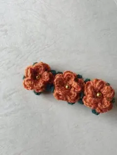 新品未使用 ウール糸 花 モチーフ ヘアクリップ ハンドメイド 編み物 ヘアピン