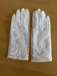 ホワイトウェディンググローブ 刺繍入り