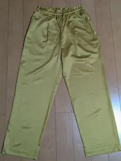 美品　JEANASIS　 ジーナシス　エンボスサテンドロストパンツ　くすみイエロ
