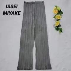 イッセイミヤケ ISSEY MIYAKE FETE プリーツパンツ カーキ 3のサムネイル