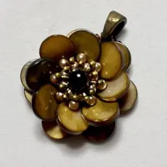 シェルのお花のネックレストップ　貝　シェル　花