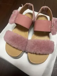 UGGファー付きピンクフラットサンダル