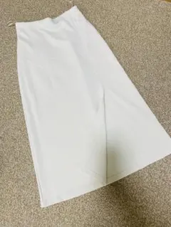 ユニクロ　ストレッチホワイト タイトスカート スリット入り