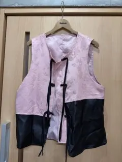 刺繍入りピンク黒ベスト