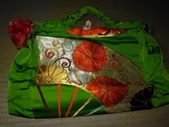 花柄の緑色ハンドバッグ