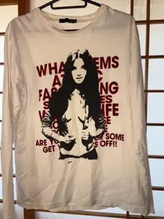 古着!穴あき有り、長袖Tシャツ 白地に赤い文字