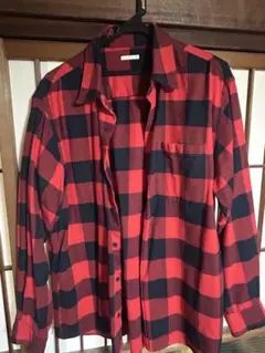 GU 赤と黒のチェック長袖シャツとカーディガンセット