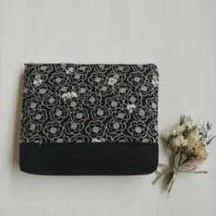 【最終値下げ】ハンドメイド 大人気 花と猫柄 台形ポーチ