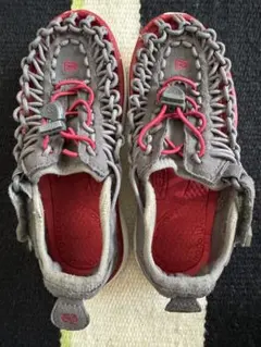 KEEN グレー/レッド サンダル