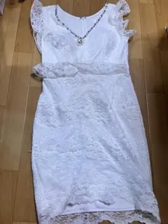 ホワイトレースドレス フリル袖 ビジュー付き