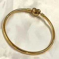 Pandora ゴールドハートクラスプ バングル18センチのサムネイル
