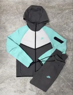 【激レアXS】NIKE テックフリース　海外限定　アクアマリン 激レアXS】NIKE テックフリース 海外限定 アクアマリン - メルカリ