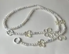 スマホストラップ　クリア蝶々　ホワイトビーズ　斜めがけ　ショルダーストラップ