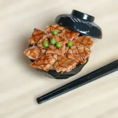 ミニチュアフード　豚丼　ドールハウス　リカちゃん　シルバニア　ぬい活　人形