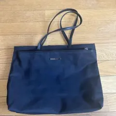 シンプルな黒のナイロントートバッグ