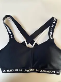 美品　Under Armour クロスバック スポーツブラ　MD