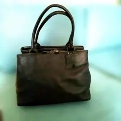 黒のシンプルなハンドバッグ