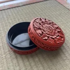 骨董品】中国美術 堆朱 牡丹彫刻 丸香合 / 朱肉入れ - メルカリ
