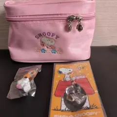 スヌーピーポーチ1個とスヌーピーストラップ2個