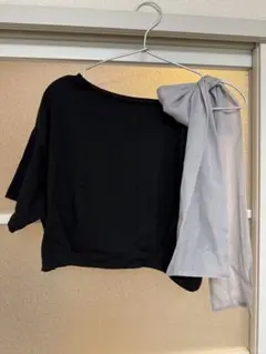 ブラックオフショルダーTシャツ シフォンリボン付き GRL