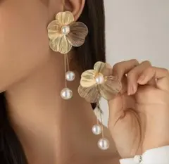 花の形状 ゴールドピアス パール付き