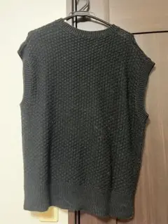 黒いノースリーブニット