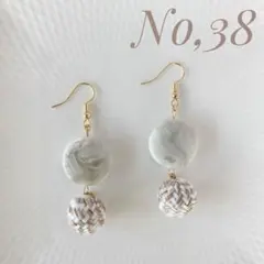 《NO.38》グレー ラウンドコインビーズ ホワイト×ベージュボール ピアス