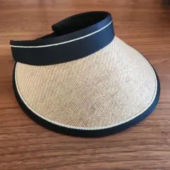 ベージュと黒のサンバイザー