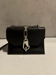 CHARLES & KEITHメタリックアクセントターンロッククロスボディバッグ