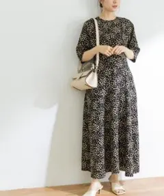 URBAN RESEARCH ランダムフラワープリントワンピース　ブラック38