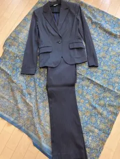 ネイビー ストライプ パンツスーツ 上下セット伸縮性あり。