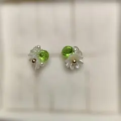 ハンドメイド 花と緑のストーン ピアス