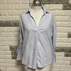 美品【ベースメントオンライン】ブルーストライプ 長袖 Vネック シャツFブラウス