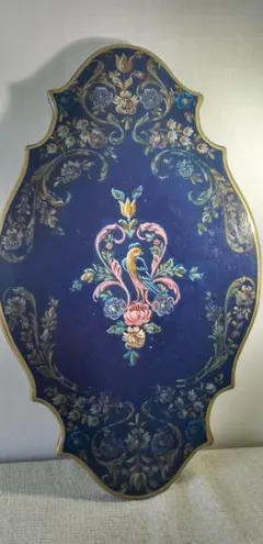 青色の花と鳥の装飾の皿