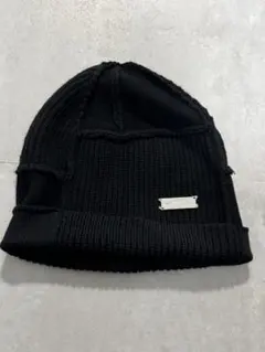 美品 c2h4 ブラックニット帽 金属ロゴプレート付き