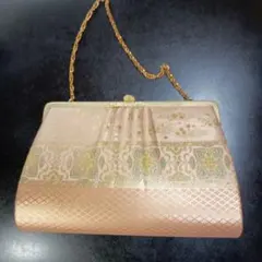 ピンクの装飾クラッチバッグ