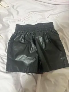 黒 合成皮革 ショートパンツ