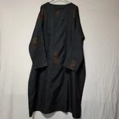 ゆったりサイズの大島紬リメイク。濃紺地に花柄ロングワンピース。