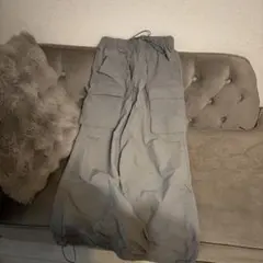 グレーのカーゴパンツ 複数ポケット