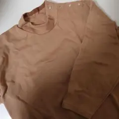 ブラウン ボタン付きハイネック長袖トップス