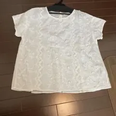 刺繍入りホワイトフレアトップス【新品　未使用品】