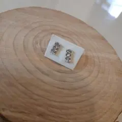 シルバー色クリスタルスタッドピアス